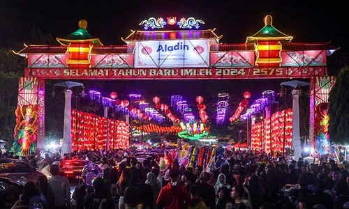 Sabtu Malam, Kawasan Pasar Gede Solo Jadi Lautan Manusia Saksikan Lampion Imlek