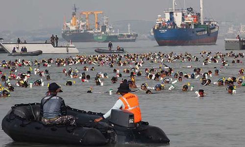 Ratusan Perenang Lintasi Selat Madura Lomba Fin Swimming KSAL Cup 2024