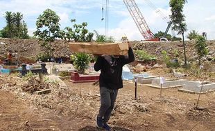 Pemindahan Ratusan Makam Terdampak Proyek Tol di Karanganom Klaten