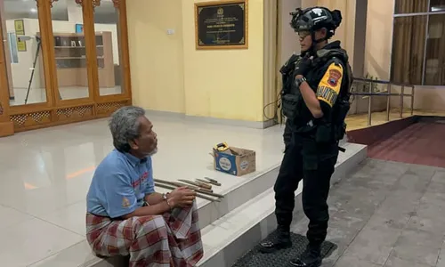 Pria Diduga ODGJ Ngamuk Sambil Bawa Golok di Belakang Kampus Uniba Solo