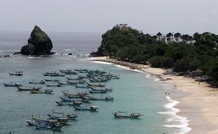 Pesona Pantai Papuma Jember, Suguhkan Laut Biru dan Pasir Putih yang Indah