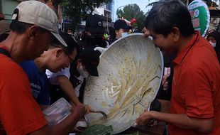 Pembagian Aneka Jenang di CFD Sambut HUT ke-279 Kota Solo