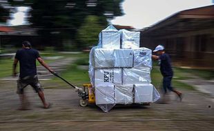 Pengembalian Logistik Pemilu 2024 ke Gudang KPU Solo di Ndalem Joyokusuman