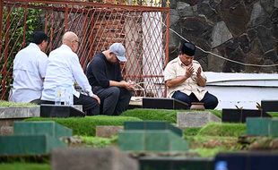 Momen Prabowo Ziarah ke Makam Ayahnya Soemitro di TPU Karet Bivak Jakarta