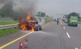 Alami Korsleting, Mobil Nissan X Trail Terbakar di Jalan Tol Ruas Karanganyar 