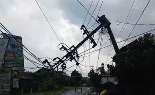 Puting Beliung Terjang Gondangrejo Karanganyar, Tiang Listrik & Reklame Ambruk