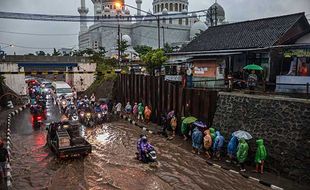 Hujan Deras Guyur Solo, Viaduk Gilingan Kembali Tergenang