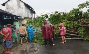 Angin Kencang Rusak Tiga Rumah Warga hingga Mapolsek di Sukoharjo