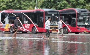 BPBD Jatim Bantu Evakuasi Korban Banjir Sidoarjo Luapan Kali Buntung