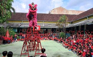 Barongsai Tripusaka Meriahkan Puncak Perayaan Imlek di SD Warga 