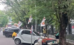 Kampanye Akbar Lewat, Bendera Gerindra Masih Ada di Area Kantor Gubernur Jateng