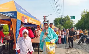 Harga Beras Meroket, Antrean Operasi Pasar Murah di Ngawi Mengular