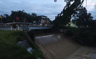 Breaking News! Bocah Papahan Karanganyar Hanyut saat Main Kerikil di Sungai