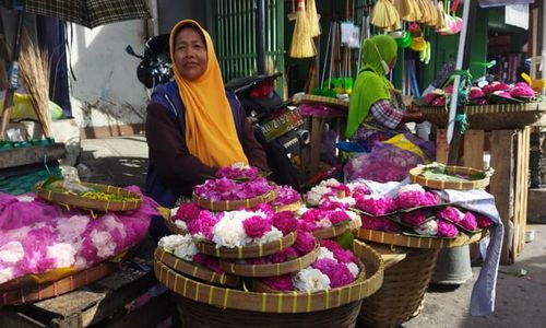 Jelang Ramadan, Omzet Pedagang Bunga Tabur di Pasar Mojosongo Meningkat