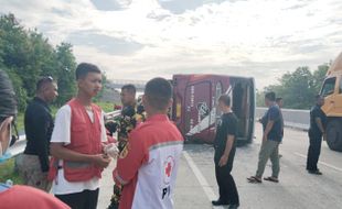 Breaking News, Bus Terguling di Tol Ngawi, 4 Korban Dilarikan ke RSUD Sragen