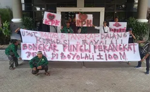 Belasan Warga Demo saat Pejabat Pemkab Boyolali Diperiksa KPK di Semarang