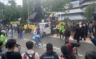 Ratusan Mahasiswa di Semarang Tuntut Pemakzulan Jokowi