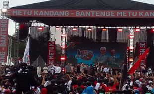 Ganjar-Mahfud Datang, Banner Panggung Bertuliskan Bantenge Metu Kandang