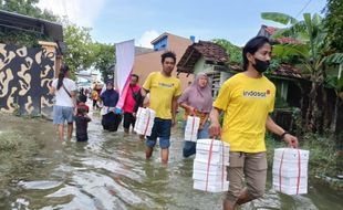 Indosat Ooredoo Hutchison Beri Bantuan Warga Terdampak Banjir di Demak