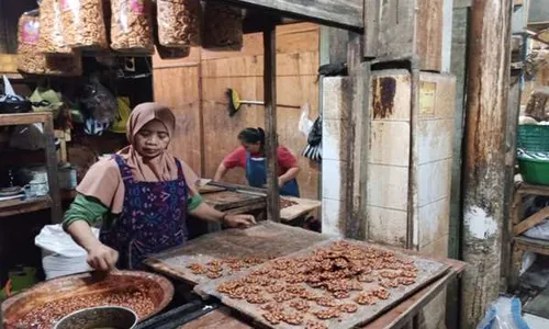 Mengintip Pembuatan Ampyang Kacang, Jajanan Legendaris dari Salatiga