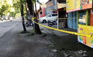 Jenazah Pria Ditemukan di Depan Warung Sragen Asri, Polisi Pasang Police Line