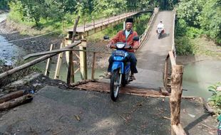 Jembatan Darurat Putus, Warga 3 Dusun di Plumutan Bancak Semarang Kesulitan