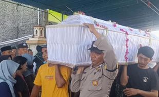 Dua Jenazah Warga Sukoharjo Korban Kecelakaan Bus di Bantul Dimakamkan