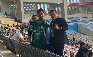 Liga 1: Gibran Nonton Laga di Manahan, Dapat Jersei PSS Sleman