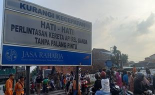 Innalillahi! Terobos Perlintasan, Ibu & Anak Tersambar Kereta Api di Semarang