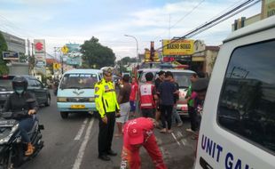 Adu Banteng Angkot vs Mobil di Salatiga, 1 Penumpang Meninggal, 13 Luka-luka