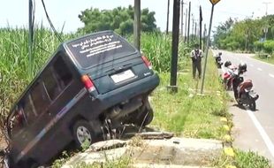 Diduga Ngantuk, Mobil di Magetan Tabrak Motor dan Terperosok ke Sawah