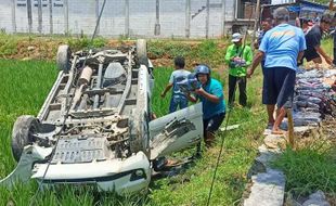 Diduga Ugal-ugalan, Bus Sugeng Rahayu Seruduk Mobil hingga Terbalik di Ngawi