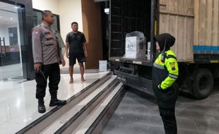 Polisi Kawal Ketat Pengembalian Logistik Pemilu ke Gudang KPU Karanganyar