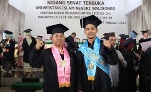 Inspiratif, Ayah dan Anak Wisuda Bareng di UIN Walisongo Semarang