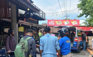 Mobil Bawa Orang Sakit Kecelakaan dan Terguling di Dekat Stadion Trikoyo Klaten