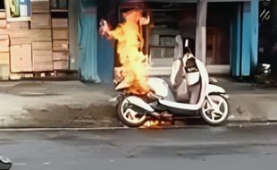 Pulang dari Pengajian, Motor Ibu-ibu Terbakar di Depan Pasar Sayur Magetan