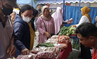 Warga Serbu Pasar Murah di Karanganyar, Beras dan Gula Paling Diburu