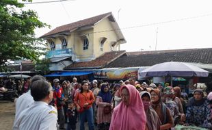 Diskumindag Sragen dan Bulog Gelar OP Sembako Murah Rp81.000/paket