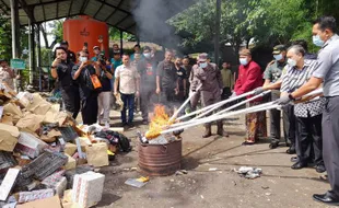 319 Bal Rokok Ilegal Senilai Rp1 Miliar Dimusnahkan dan Dibakar di Boyolali