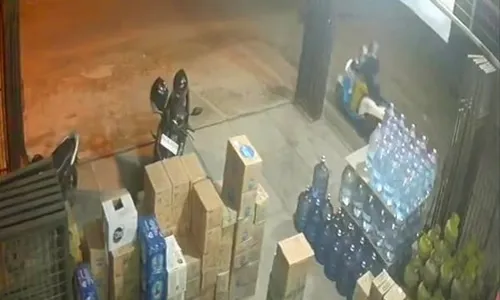 Ibu-ibu Curi 1 Tabung Elpiji di Minimarket Sragen Terekam Kamera CCTV