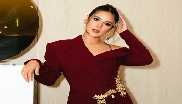 Libur Akhir Tahun, Raisa Ajak Anak Liburan ke Candi Prambanan