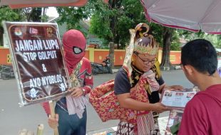 Duo Superhero Semangati KPPS di Sukoharjo dan Ajak Masyarakat Mencoblos