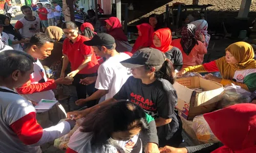 PDIP Solo Gelar Tebus Murah Ribuan Minyak Goreng dan Telur