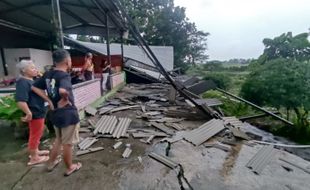 Tergerus Aliran Sungai, Teras Rumah di Banyudono Boyolali Longsor