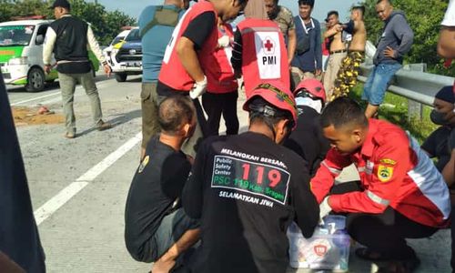 Tim Gabungan Ambulans Sragen Tangani 10 Korban Bus Terguling di Ngawi