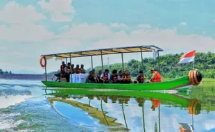 Distribusikan Logistik Pemilu di Desa Terpencil Ngawi, Petugas Gunakan Perahu