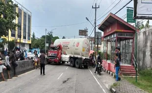 Rem Blong, Truk Tangki Elpiji Tabrak Truk Dump di Ungaran