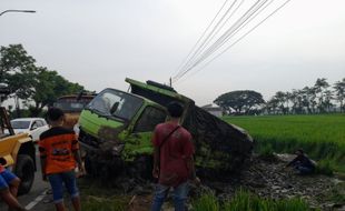 Sopir Mengantuk, Truk Angkut Kertas Terguling di Duyungan Sragen