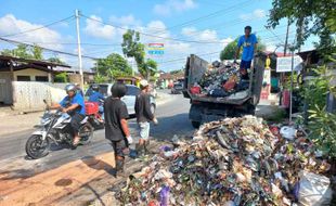 Truk Terguling di Ceper Klaten Ternyata Bawa Sampah Liar, Ini Penjelasan DLH