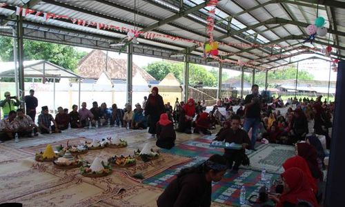 Jelang Pindahan, Pedagang Eks Pasar Babadan Teloyo Klaten Gelar Tumpengan